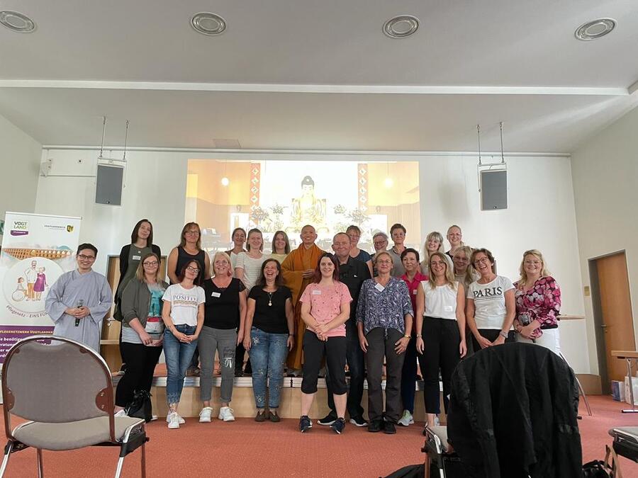 Bild vergrößern: Gruppenfoto mit einigen Teilnehmern zum Palliativfachtag 2022