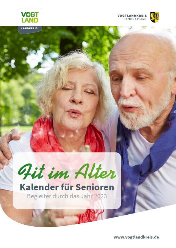 Titelbild des Seniorenkalenders 2023. Eine Seniorin und ein Senior pusten gemeinsam eine Pusteblume an.
