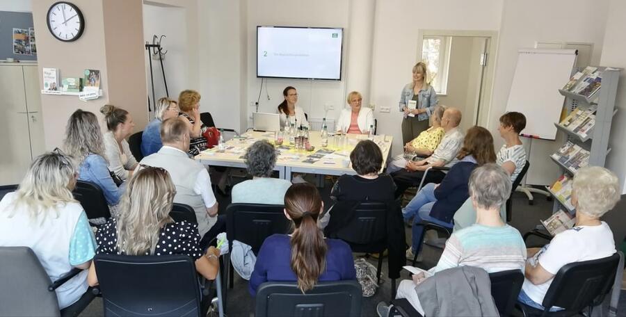 Bild vergrößern: Über 20 Teilnehmer verfolgten den Vortrag über Pflegeleistungen und Begutachtungsrichtlinien von den Pflegeberaterinnen der AOK Plus im Stadtbüro Rodewisch