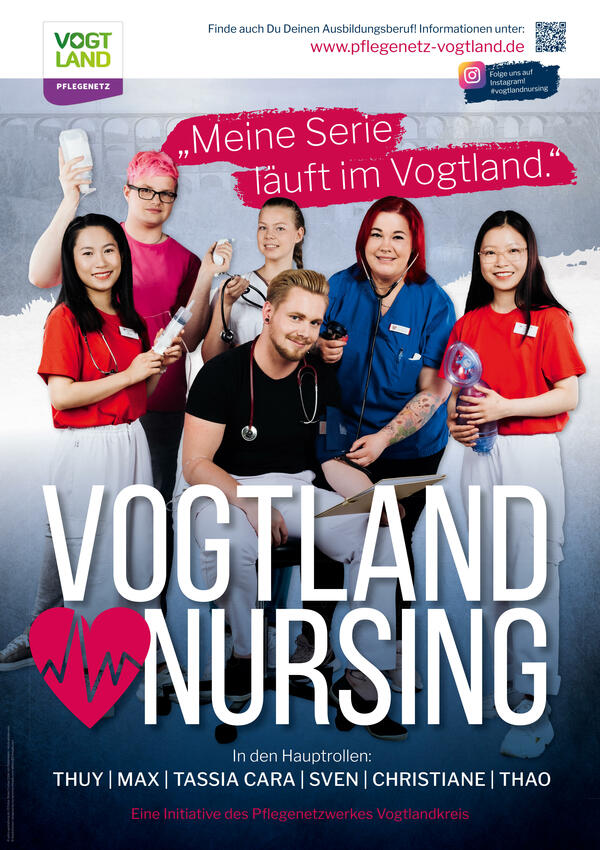 Sie sehen das Plakat der Kampagne des Pflegenetzwerkes "Vogtlandnursing". Darauf abgebildet sind sechs Auszubildende mit typischen Arbeitsmaterialien aus der Pflege und dem Spruch "Deine Serie läuft im Vogtland".